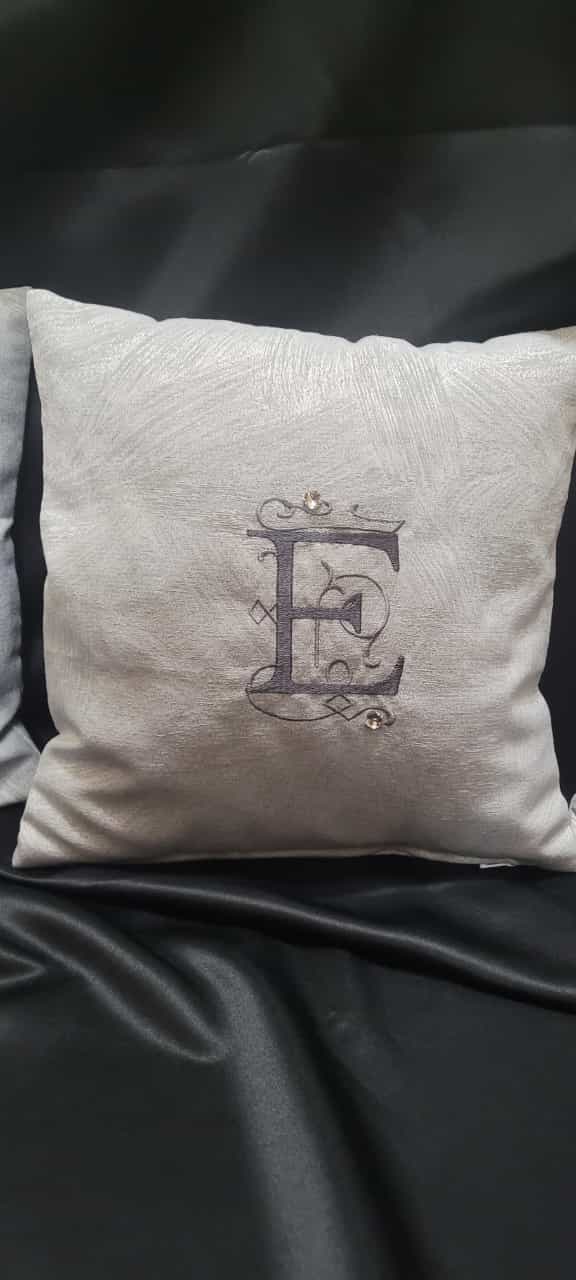 Cojín Personalizado Nombre Inicial Bordado 40x40cm