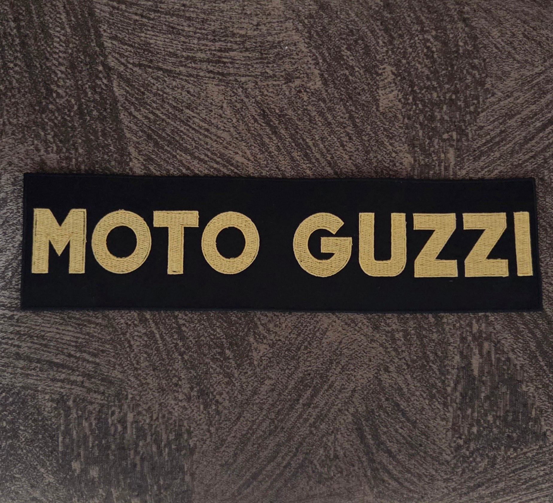 Patch Toppa Moto Guzzi 27x7cm Oro/Nero Ricamata Termoadesiva e da Cucire.