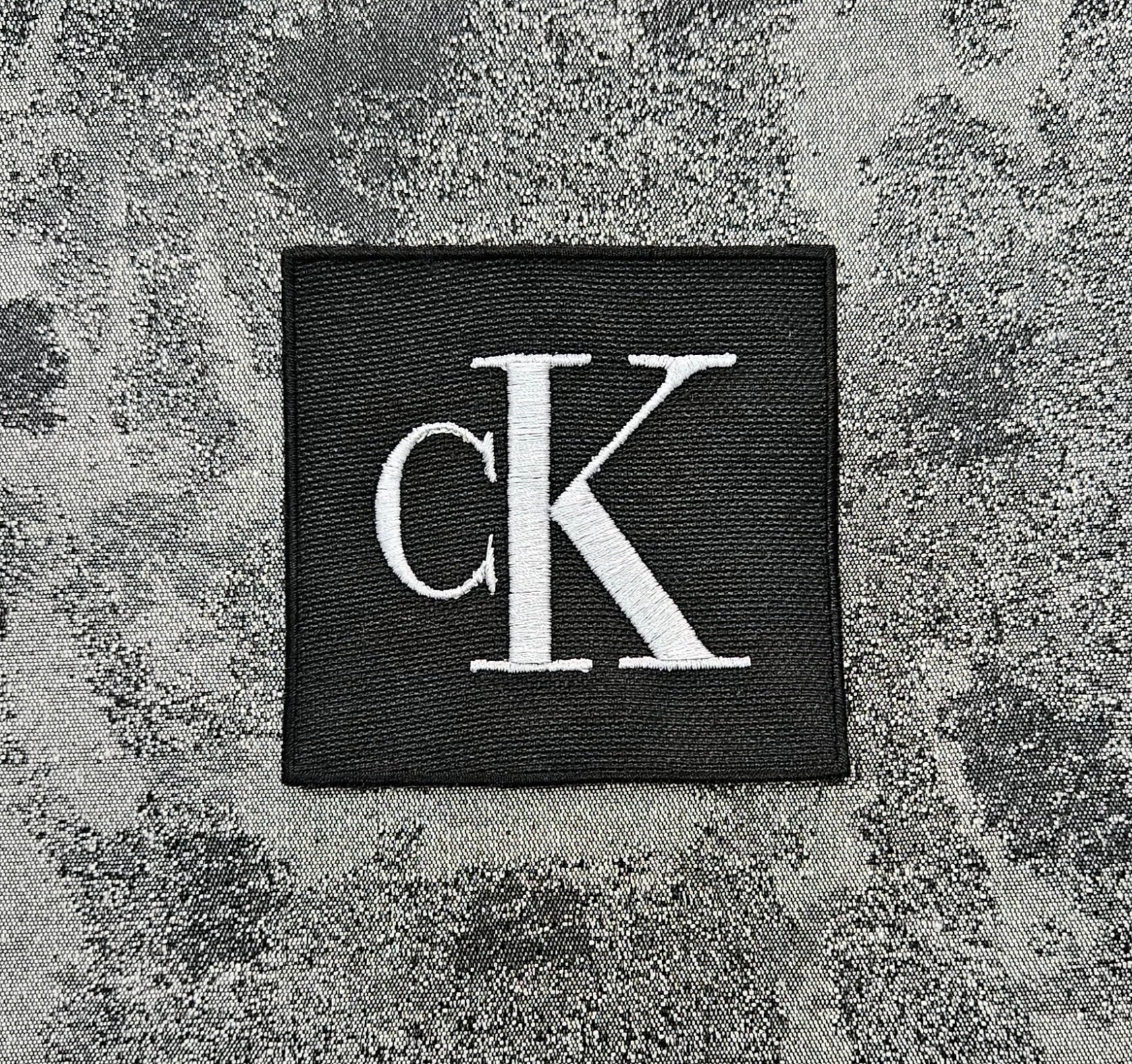 Patch Toppa Replica CK Calvin Klein 9x9cm Ricamata Termoadesiva e da Cucire