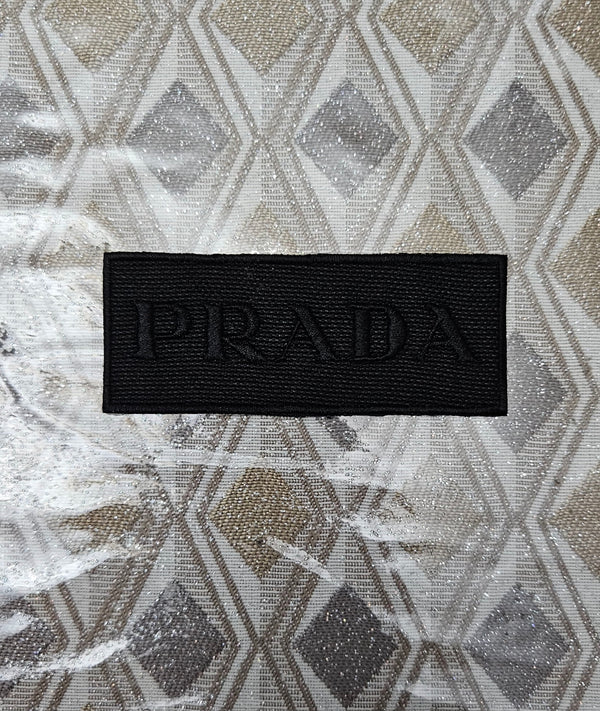 Patch Toppa Replica Prada Ricamata Termoadesiva o da Cucire 9.5x4 cm