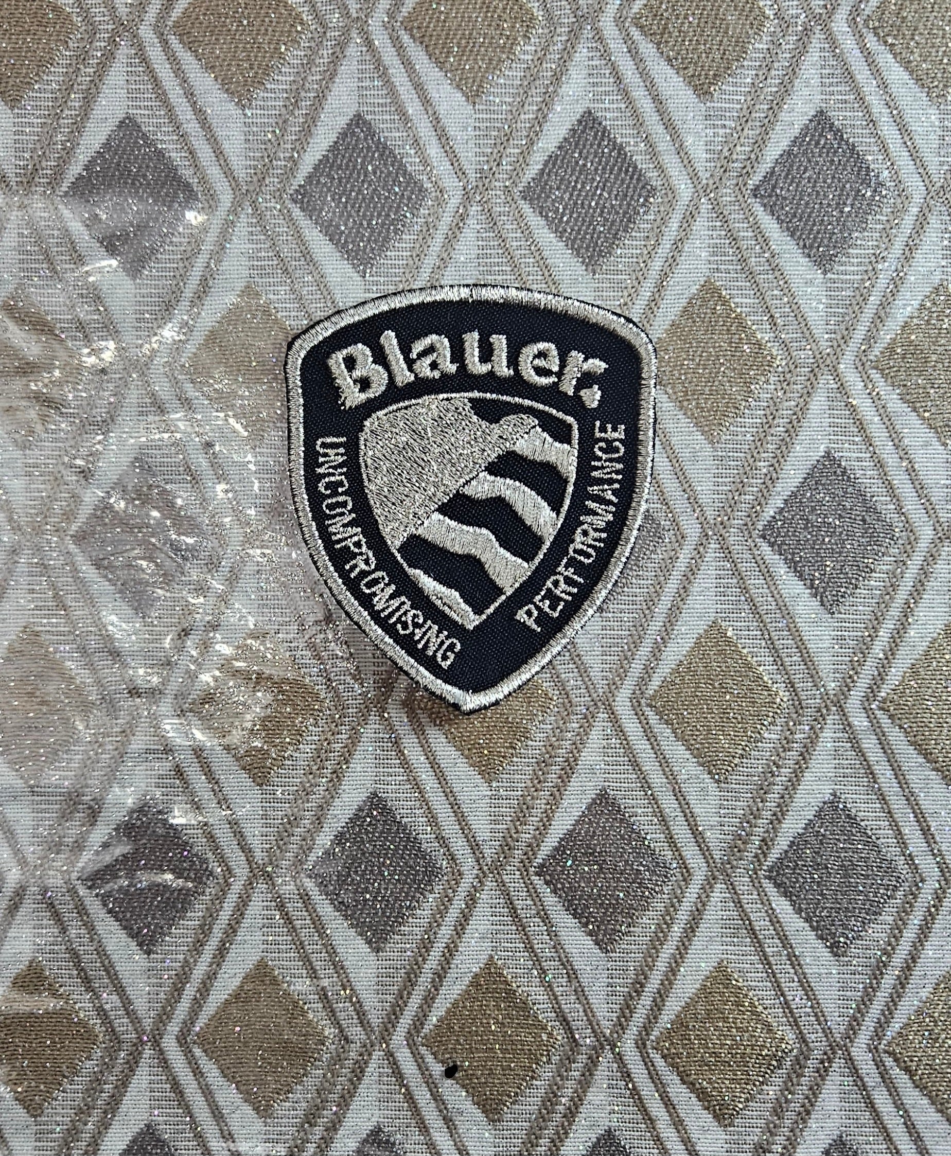 Patch Toppa Replica Blauer 8x6.5cm Ricamo con filo Argento Metallico Termoadesiva e da Cucire