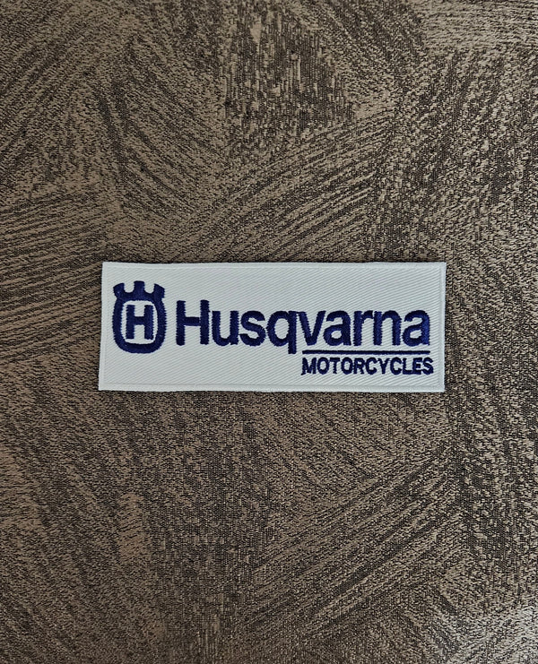 TOPPA PATCH Husqvarna Ricamata Termoadesiva o da Cucire 13x5cm