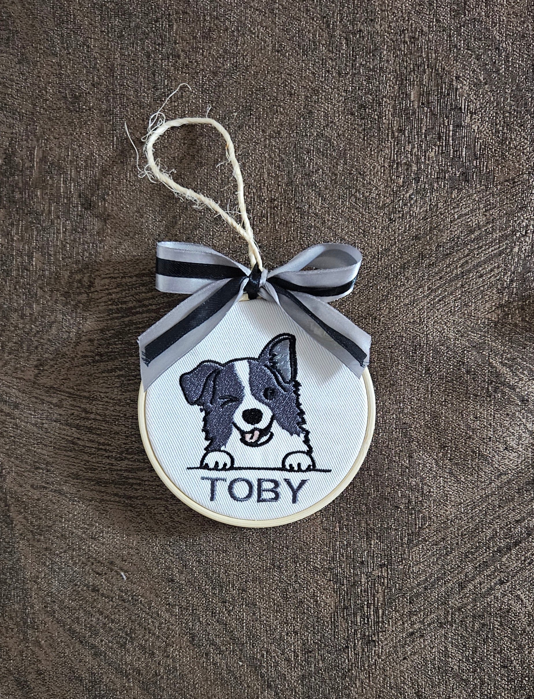 Appendino Artigianale Ricamato Cagnolino Cane Personalizzabile Diametro 11cm