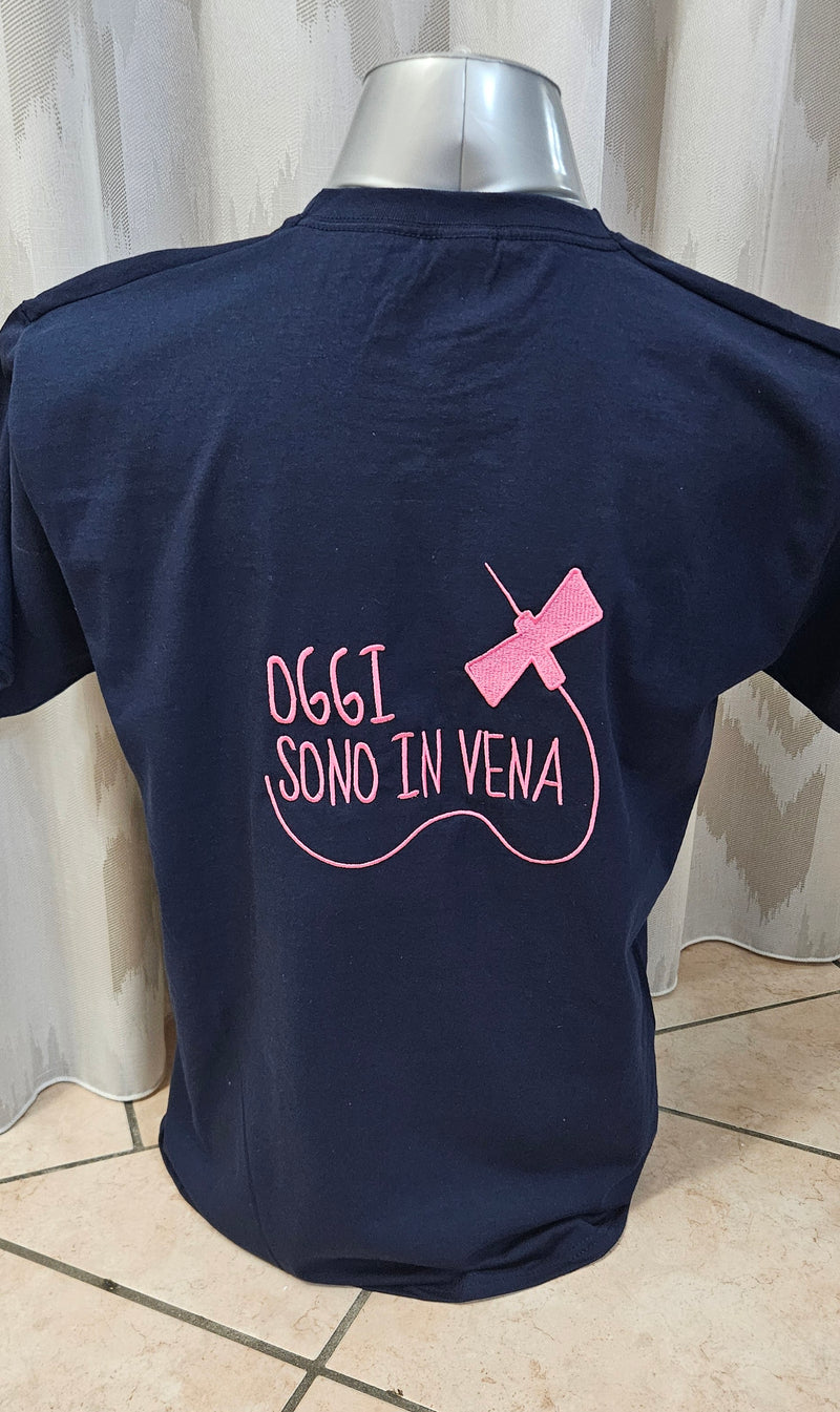 T-Shirt Maglia Infermieri "Oggi sono in vena" Ricamata Colore Blu/Notte