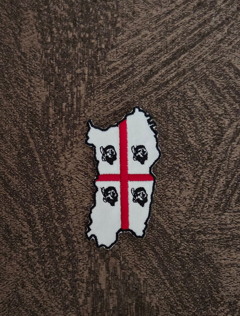 TOPPA PATCH Sardegna 8.5x4.5cm Ricamata Termoadesiva e da Cucire