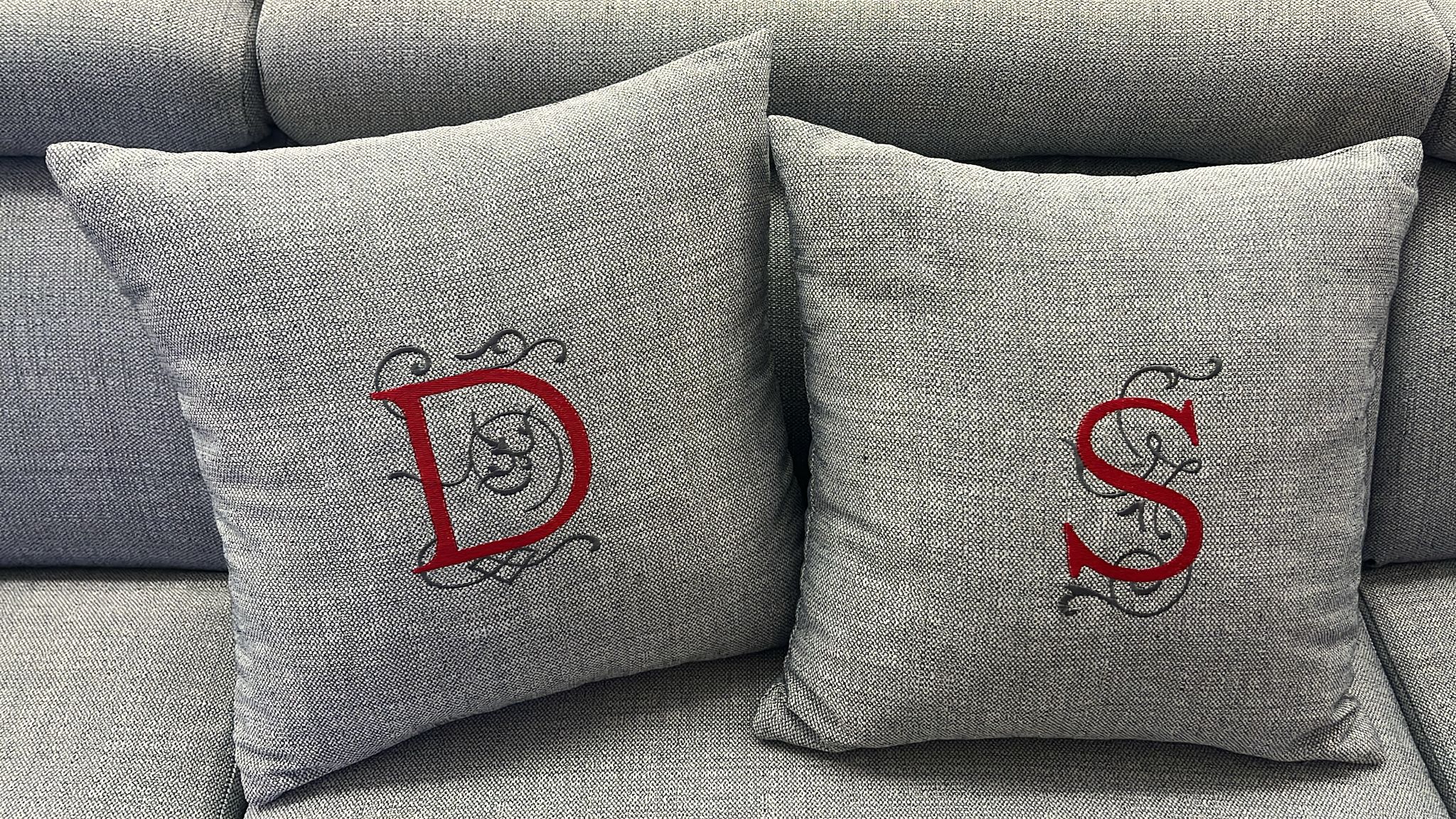 Cuscino Personalizzato Iniziale Nome Ricamato 40x40cm