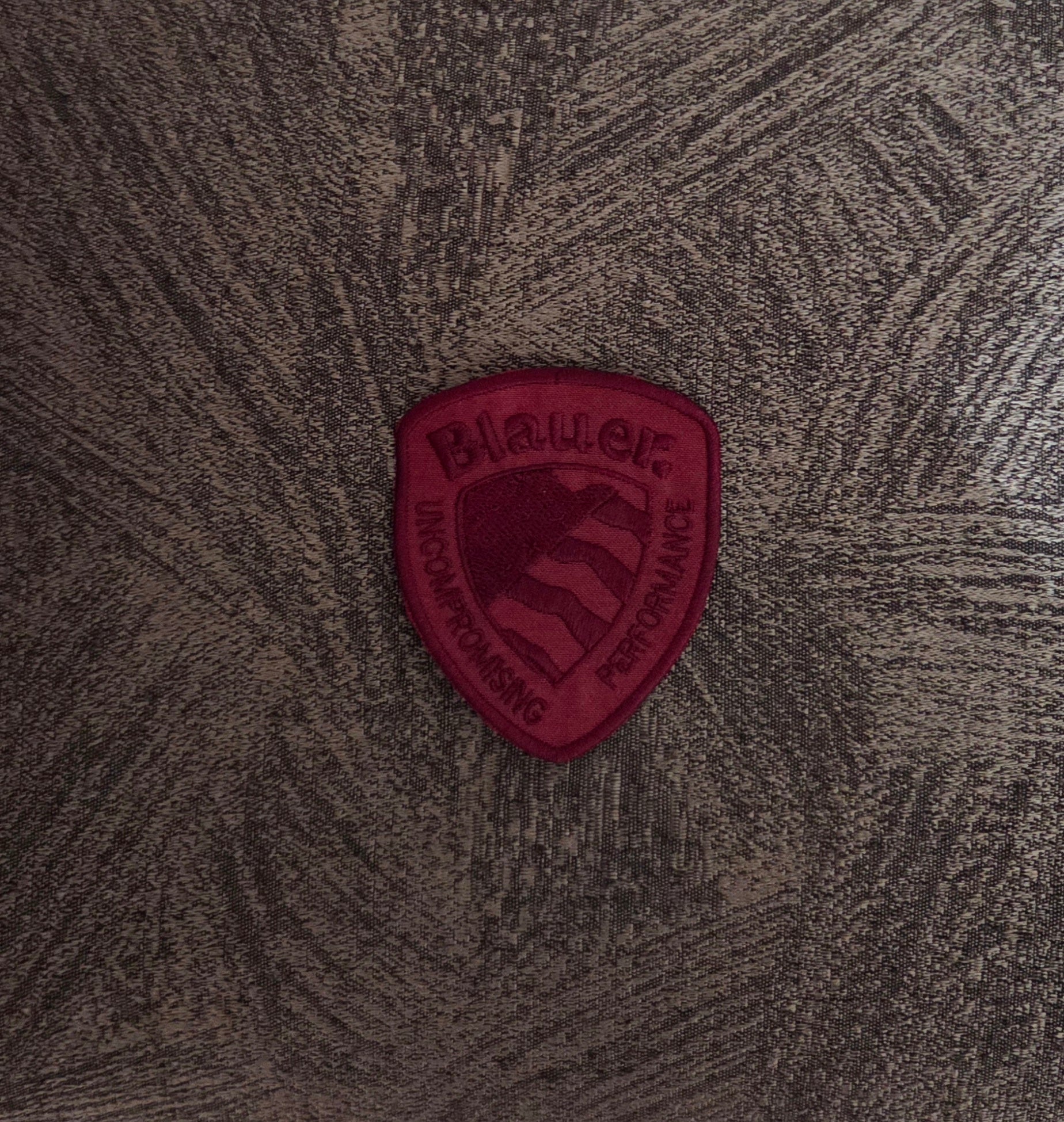 Patch Toppa Replica Blauer 8x6.5cm Bordeaux Ricamata Termoadesiva e da Cucire