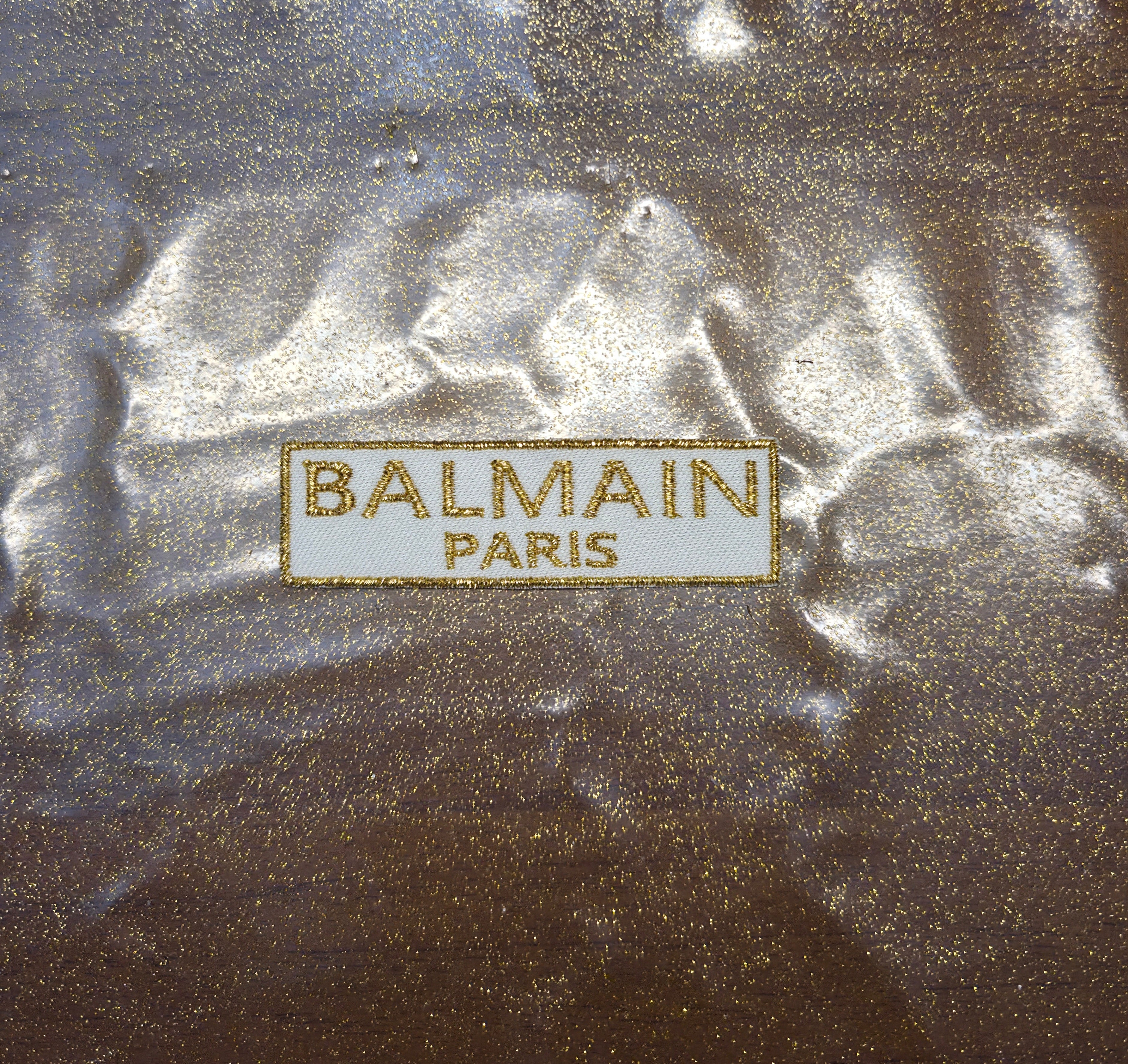 Patch Toppa Replica Balmain 7x2cm Ricamata Con Filo Oro Metallico Termoadesiva e da Cucire
